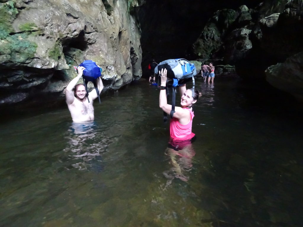 Skutečně záživný trek skrz jeskyni na ostrově Borneo