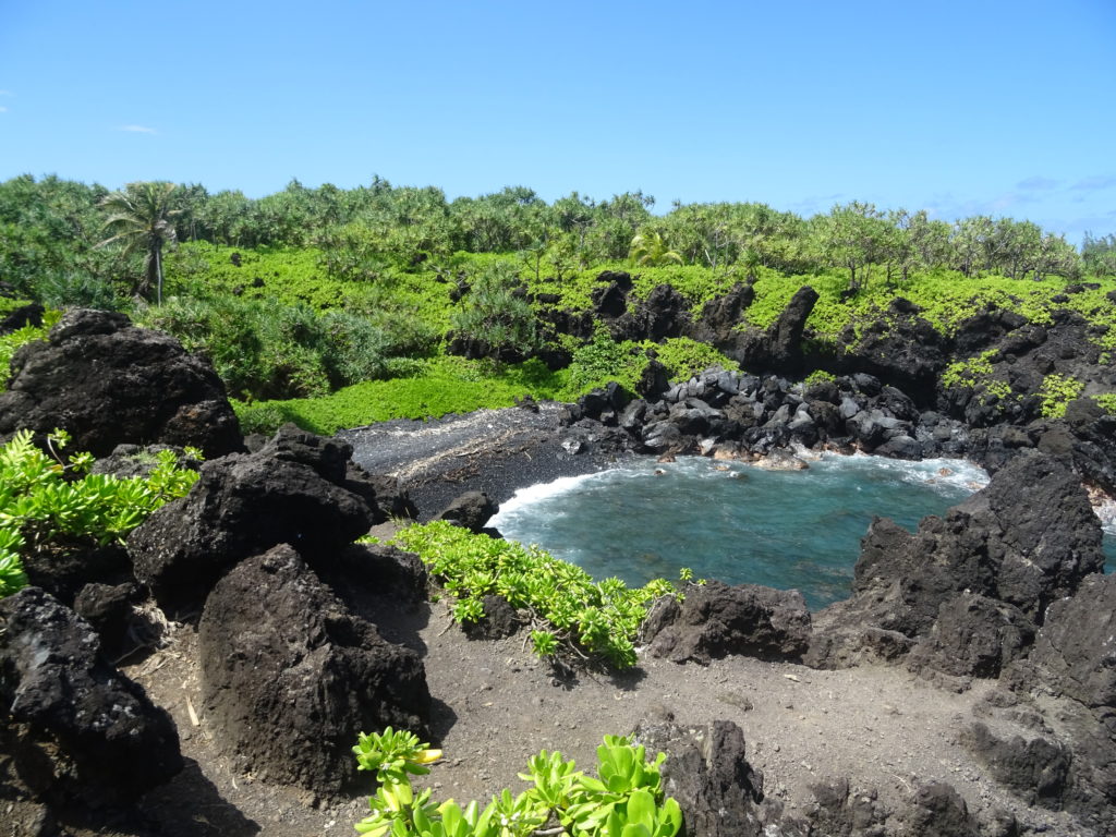 Pláž s černým pískem na ostrově Maui na Havaji